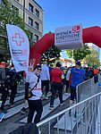 Foto vom Vienna City Marathon 2025. Running Doctors mit Beachflag und Laufrucksack.