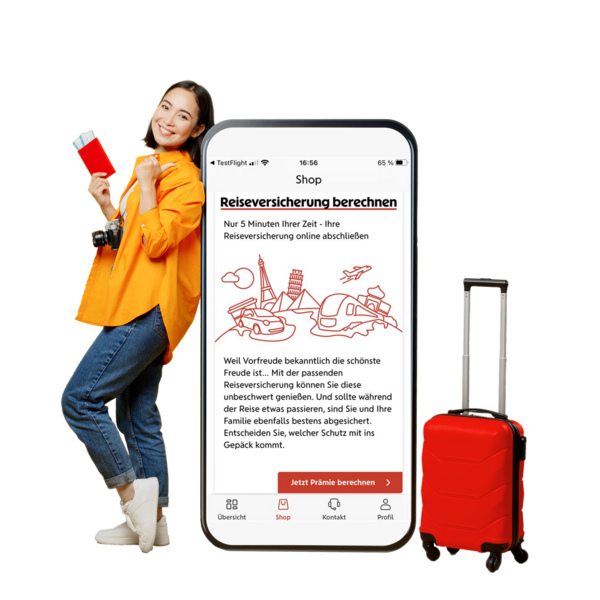 Junge dunkelhaarige Frau steht neben lebensgroßem Smartphone. Daneben steht ein roter Koffer. Sie hält einen Reiseführer in der Hand und hat einen Fotoapparat umgehängt.