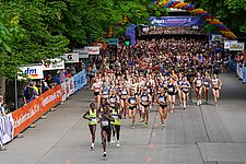 Startbild vom Frauenlauf mit zahlreichen Teilnehmerinnen 