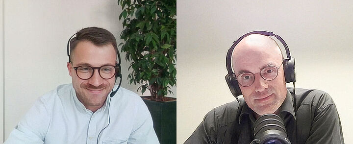 Splitscreen mit zwei Männern, beide mit Headset im Gespräch