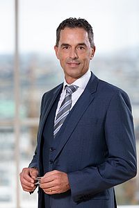 Walter Peer, der Landesdirektor von Tirol, lächelt in die Kamera 