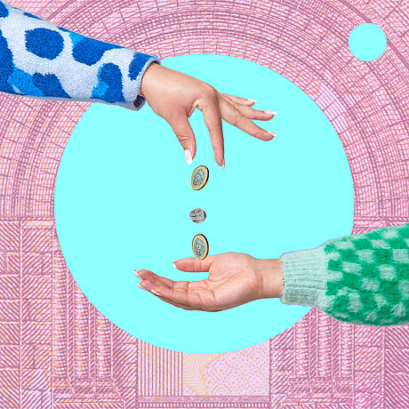 Eine Hand in einem blau-weiß gemusterten Ärmel lässt von oben drei Euro-Münzen in die geöffnete Hand einer anderen Person fallen, die einen grün-weiß karierten Pullover trägt. Im Zentrum befindet sich ein großer, hellblauer Kreis. Als Hintergrund ist ein Ausschnitt einer 10-Euro-Banknote zu sehen.