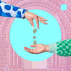 Eine Hand in einem blau-weiß gemusterten Ärmel lässt von oben drei Euro-Münzen in die geöffnete Hand einer anderen Person fallen, die einen grün-weiß karierten Pullover trägt. Im Zentrum befindet sich ein großer, hellblauer Kreis. Als Hintergrund ist ein Ausschnitt einer 10-Euro-Banknote zu sehen.