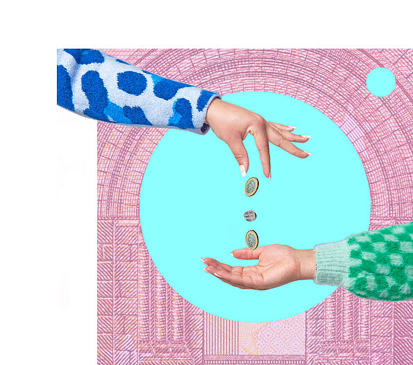 Eine Hand in einem blau-weiß gemusterten Ärmel lässt von oben drei Euro-Münzen in die geöffnete Hand einer anderen Person fallen, die einen grün-weiß karierten Pullover trägt. Im Zentrum befindet sich ein großer, hellblauer Kreis. Als Hintergrund ist ein Ausschnitt einer 10-Euro-Banknote zu sehen.