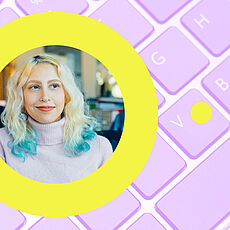 Porträt einer lächelnden Frau mit blond-türkis gefärbtem Haar in einem gelben Kreis, platziert vor einer pastell-pinken Tastatur mit grafischen Elementen.