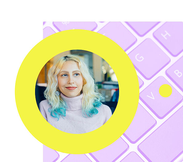 Porträt einer lächelnden Frau mit blond-türkis gefärbtem Haar in einem gelben Kreis, platziert vor einer pastell-pinken Tastatur mit grafischen Elementen.