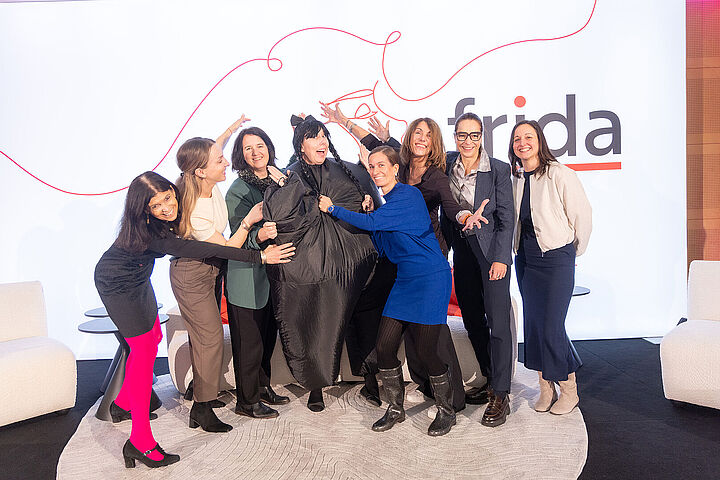 Gruppenfoto beim Vorsorgetag mit einer als Pensionslücke verkleideten Person in der Mitte, die von anderen Teilnehmenden präsentiert wird.