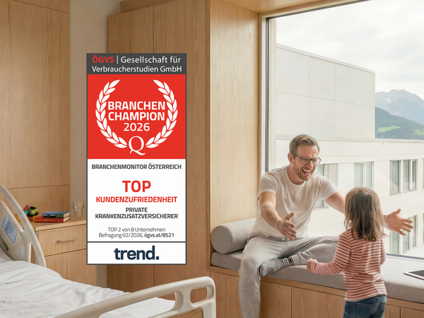 Ein Mann sitzt lachend auf einer Fensterbank und breitet die Arme aus, während ein kleines Kind auf ihn zuläuft, in einem hellen, modernen Raum.