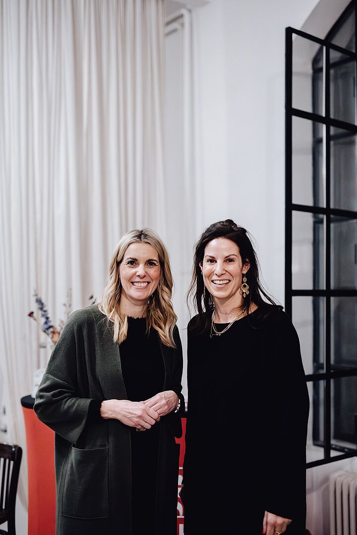 Sonja Brandtmayer und Tessa Viktoria Kutsam lächeln in die Kamera.