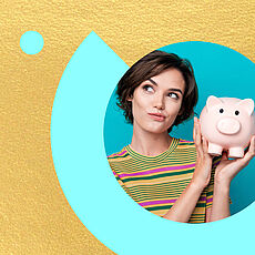 Eine Frau mit dunklen Haaren hält ein rosa Sparschwein in der Hand und lächelt