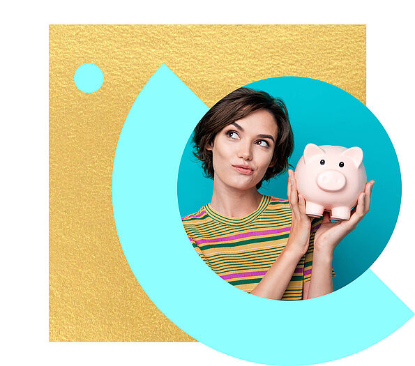 Eine Frau mit dunklen Haaren hält ein rosa Sparschwein in der Hand und lächelt