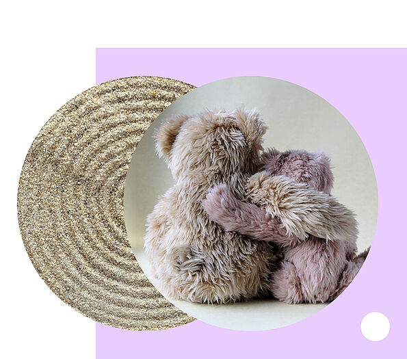 Collage mit Bild von zwei Teddybären, die den Arm um sich legen, dahinter ist eine graue Sandoberfläche zu sehen und ein lila Hintergrund.