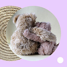 Collage mit Bild von zwei Teddybären, die den Arm um sich legen, dahinter ist eine graue Sandoberfläche zu sehen und ein lila Hintergrund.