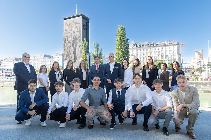 Auf dem Bild sieht man 25 Lehrlinge und Ausbildner mit dem Ringturm im Hintergrund