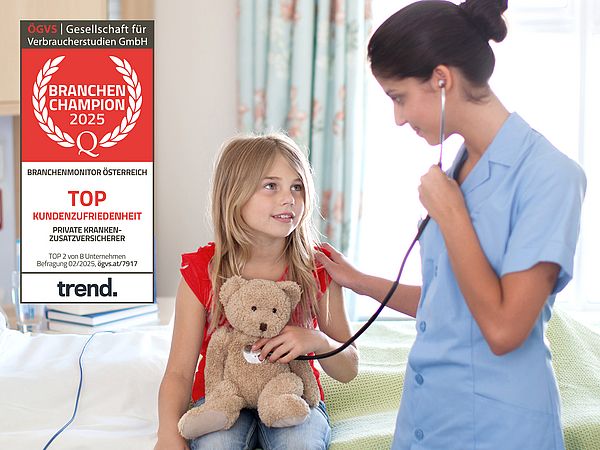 Ein Mädchen sitzt auf einem Krankenbett und hält einen braunen Teddybären. Eine Frau in blauer Kleidung hört mit einem Stethoskop das Herz des Teddybären ab. Beide lächeln sich an. Links im Bild ist eine Auszeichnung der Gesellschaft für Verbraucherstudien GmbH für hohe Kundenzufriedenheit bei privaten Kranken-Zusatzversicherungen zu sehen.