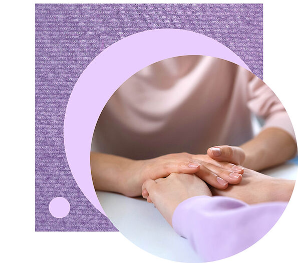 Bild von Astrid Esterle mit Tasse in der Hand, dahinter eine gepunktete rosa Oberfläche