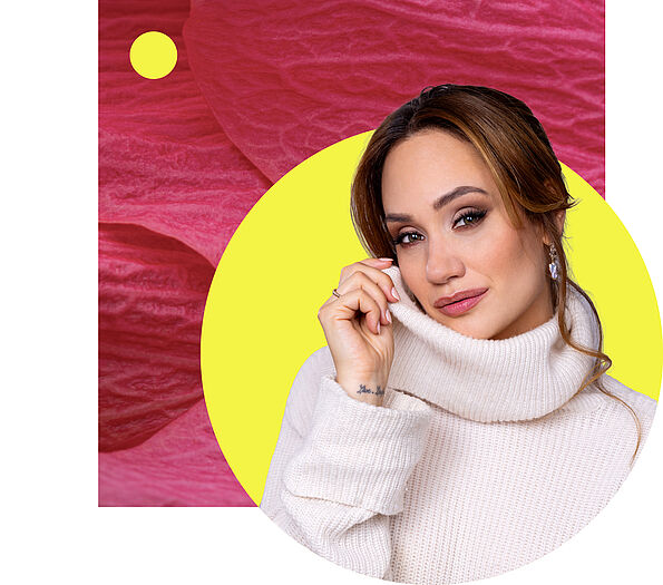 Collage mit Porträtbild von Sasa Schwarzjirg, TV-Moderatorin und Journalistin, in einem weißen Pullover