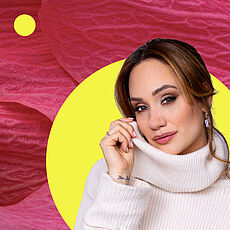 Collage mit Porträtbild von Sasa Schwarzjirg, TV-Moderatorin und Journalistin, in einem weißen Pullover