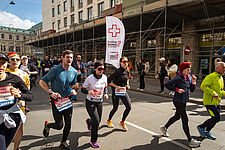 Foto vom Vienna City Marathon 2025. Running Doctors mit Beachflag und Laufrucksack.