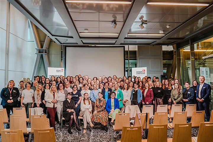 Großes Gruppenfoto bei einer Veranstaltung.