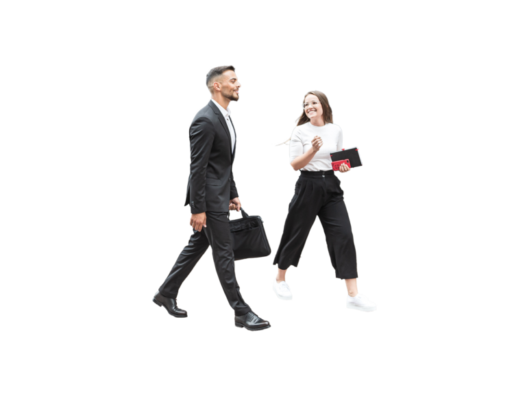 Ein Geschäftsmann und eine Geschäftsfrau mit eleganter Kleidung sprechen miteinander und lächeln sich dabei an