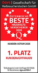 Auszeichnungsgrafik mit rotem Hintergrund und Sternenkranz: „Österreichs beste Haushaltsversicherer 2026“. Darunter steht „Kunden-Votum 2026 – 1. Platz Kundenvertrauen“. Hinweis auf Teilkategorie einer Umfrage (02/2026) mit 16 Versicherern. Oben der Absender ÖGVS – Gesellschaft für Verbraucherstudien.