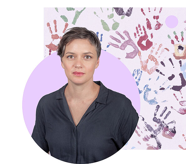 Collage mit dem Bild einer Frau mit kurzen braunen Haaren im dunklen Oberteil und einem Foto mit bunten Handabdrücken