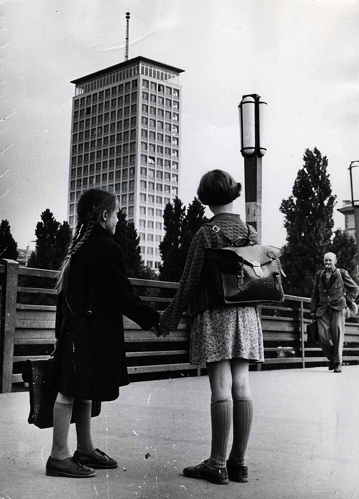 Schwarz-weiß-Bild, auf dem zwei junge Mädchen auf den Ringturm blicken.