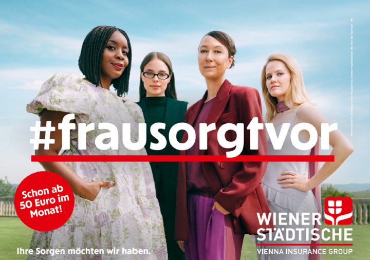 Vier selbstbewusste Frauen unterschiedlichen Alters stehen nebeneinander im Freien vor hellem Himmel und blicken direkt in die Kamera. Sie tragen elegante, moderne Kleidung in hellen und kräftigen Farbtönen. Über dem Bild liegt groß der Hashtag „#frausorgtvor“, darunter ein roter Balken. Links ist ein roter Kreis mit dem Hinweis „Schon ab 50 Euro im Monat!“. Unten rechts befindet sich das Logo der Wiener Städtischen mit dem Zusatz „Vienna Insurance Group“, unten links der Slogan „Ihre Sorgen möchten wir haben.“