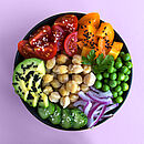 Schüssel mit Gemüse in unterschiedlichen Farben