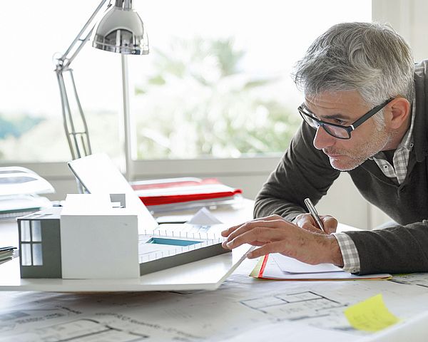 Ein Architekt arbeitet in seinem Büro an einem 3D-Modell.