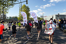 Foto vom Vienna City Marathon 2025. Running Doctors mit Beachflag und Laufrucksack.