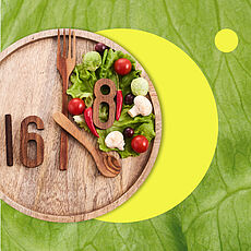 Holzteller mit Besteck und frischem Gemüse, arrangiert in Form der Zahlen 16:8 als Symbol für Intervallfasten, vor grünem Blatt-Hintergrund mit gelbem Kreisdesign.