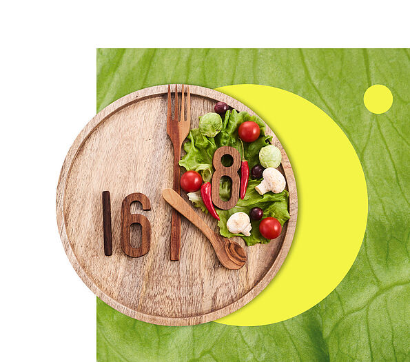Holzteller mit Besteck und frischem Gemüse, arrangiert in Form der Zahlen 16:8 als Symbol für Intervallfasten, vor grünem Blatt-Hintergrund mit gelbem Kreisdesign.
