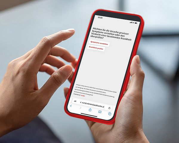 Ein Smartphone wird in der Hand gehalten während der digitale Gesundheitsassistent XUND geöffnet ist.