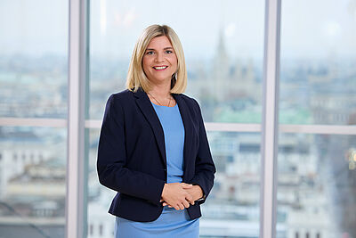 Porträt von Frau Sabine Sedlak.