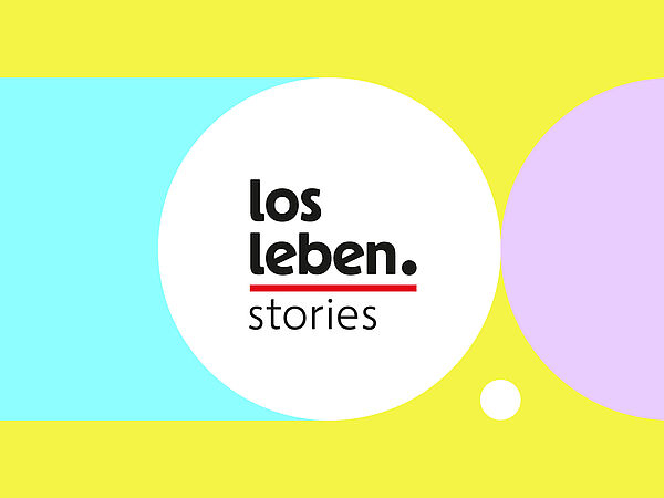 Bunte Grafik mit gelbem Hintergrund, überlappenden Kreisen in Türkis, Weiß und Lila; im weißen Kreis steht der Schriftzug „los leben. stories“ mit roter Unterstreichung unter „leben“. 