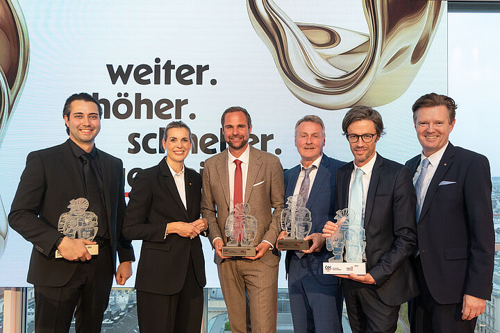 Gruppenfoto bei einer Ehrung mit Glastrophäen.
