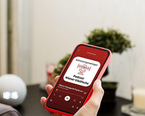 Ein Smartphone wird in der Hand gehalten während ein Podcast der Wiener Städtischen abgespielt wird.