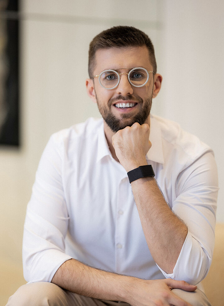 Ein Porträtbild von Arzt Patrick Bantsich in weißem Hemd