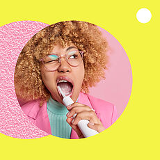 Collage mit Foto einer lockigen Frau, die eine elektrische Zahnbürste verwendet.