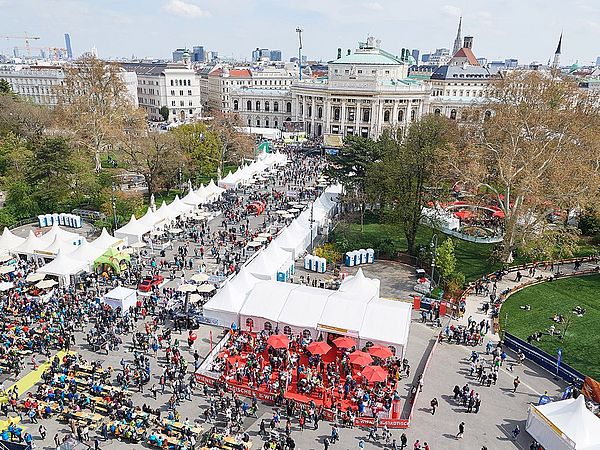  Am Rathausplatz in Wien befinden sich zahlreiche Zuschauerinnen und Zuschauern für den Vienna City Marathon