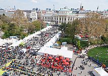 Am Rathausplatz in Wien befinden sich zahlreiche Zuschauerinnen und Zuschauern für den Vienna City Marathon