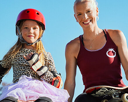 Bild aus Werbespot: Mädchen mit Skateboard.