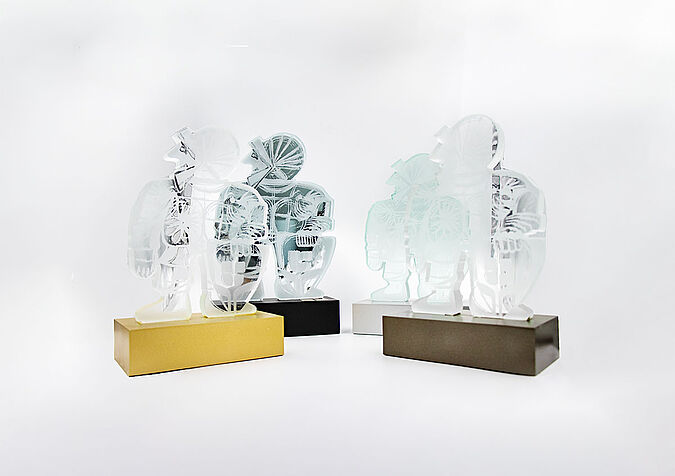 Vier Kristallfiguren jeweils in der Form eines Ritters