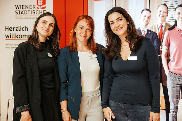 Gruppenfoto von drei Personen auf einer Jobmesse beim Messestand.