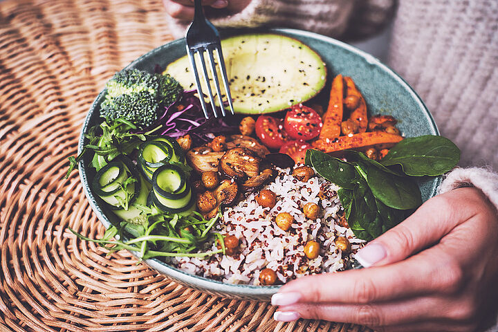 Gesunde Lunch-Bowl mit Reis und buntem Gemüse.