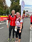 Zwei Teilnahmerinnen vom Wachau Marathon. Eine davon trägt die Running Doctors Beach Flag.