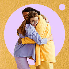 Eine Collage mit zwei Menschen, die sich lächelnd umarmen vor einem gelb-lila Hintergrund. Sie drücken Nähe und Freude aus.