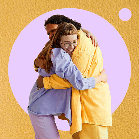 Eine Collage mit zwei Menschen, die sich lächelnd umarmen vor einem gelb-lila Hintergrund. Sie drücken Nähe und Freude aus.